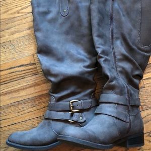 Very cute boots size 7m very cute gray color